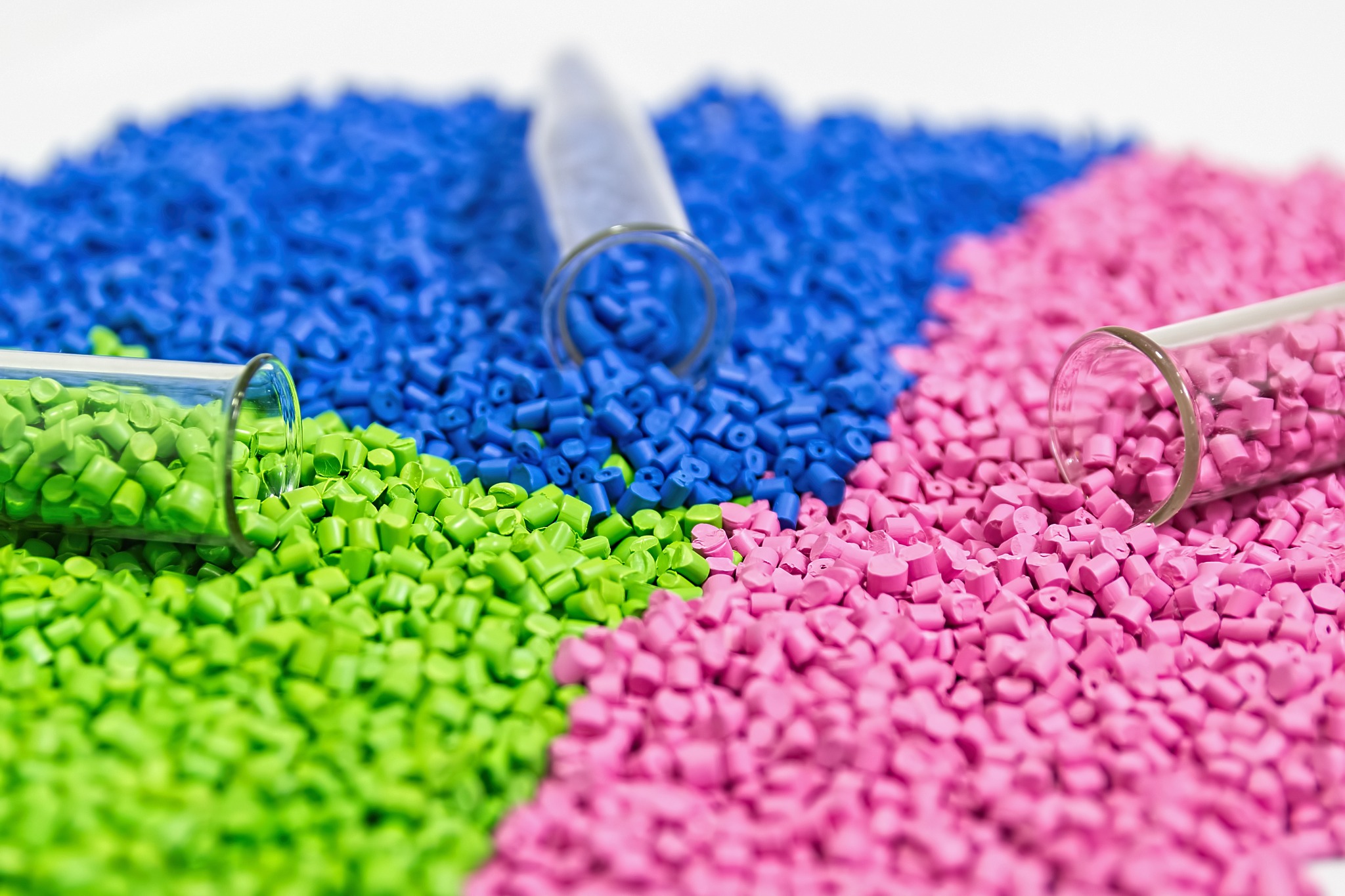 Materia prima plástica: pellets de diferentes colores